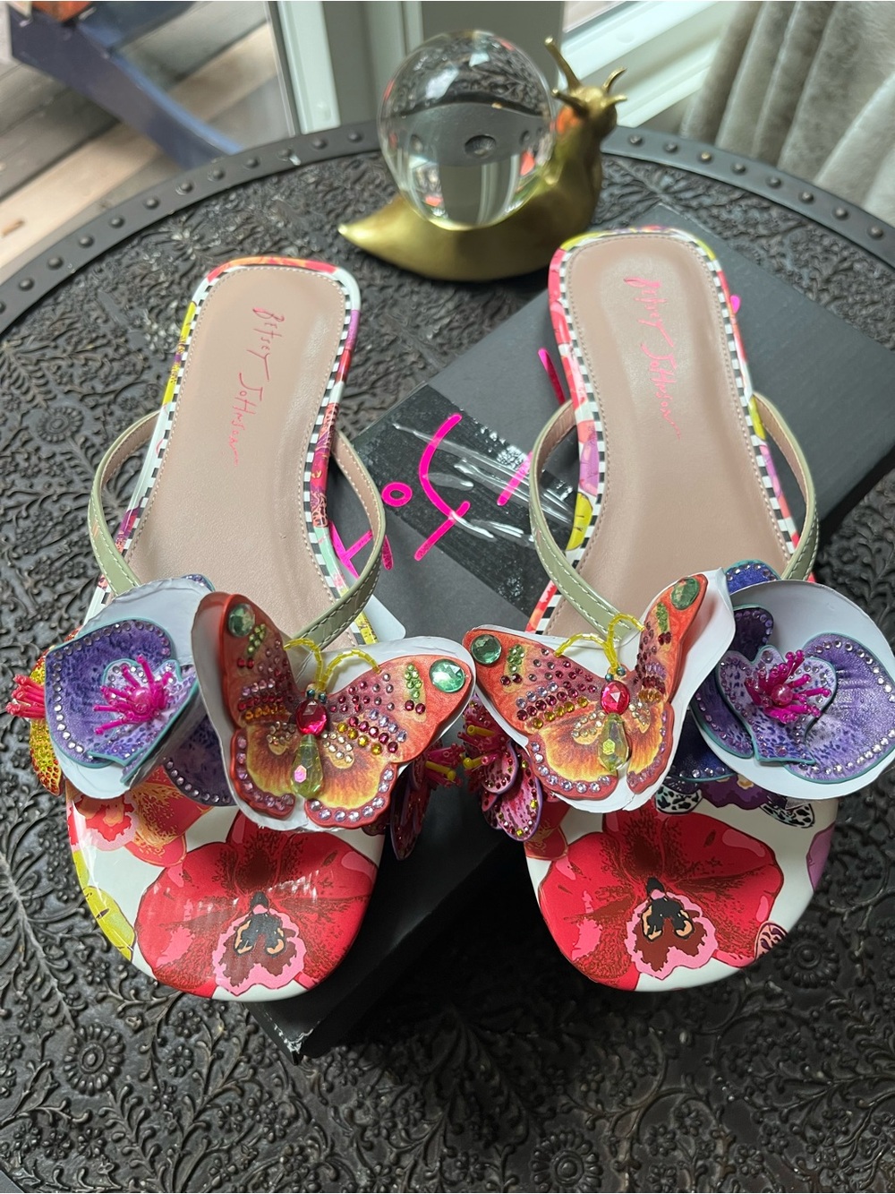BETSEY JOHNSON NICOLLE FLOWER FLAT SANDALS WHITE MULTI 9